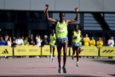 Muktar Edris laat favorieten achter zich en schrijft Dam tot Damloop op zijn naam