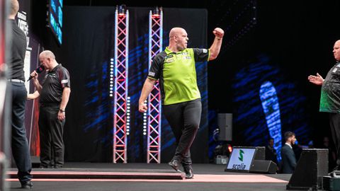 Uitzinnige Michael van Gerwen pakt tweede titel in één week na waar spektakelstuk tegen Gian van Veen