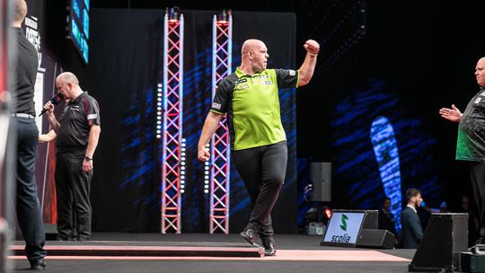 Uitzinnige Michael van Gerwen pakt tweede titel in één week na waar spektakelstuk tegen Gian van Veen