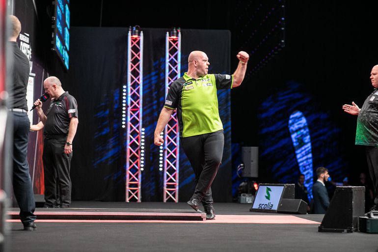 Uitzinnige Michael van Gerwen pakt tweede titel in één week na waar spektakelstuk tegen Gian van Veen