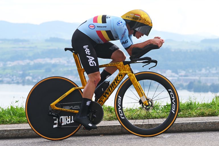 Remco Evenepoel na startproblemen wereldkampioen tijdrijden, Jay Vine komt onder het bloed over de streep