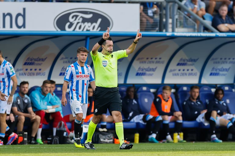 Oud-topscheids Mario van der Ende vond dat Feyenoord-aanwinst rood had moeten krijgen: 'Hoe is het mogelijk?!'