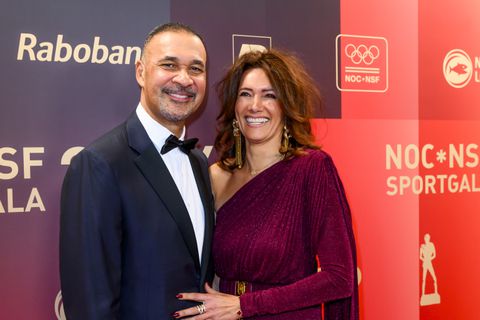 Voetbalicoon Ruud Gullit beleeft romantisch moment met vriendin in aanloop naar spannende avond