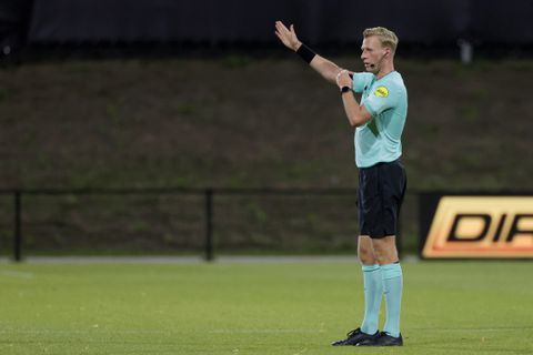 Nieuwe scheidsrechter (29) zorgt voor opmerkelijke situatie in de KKD