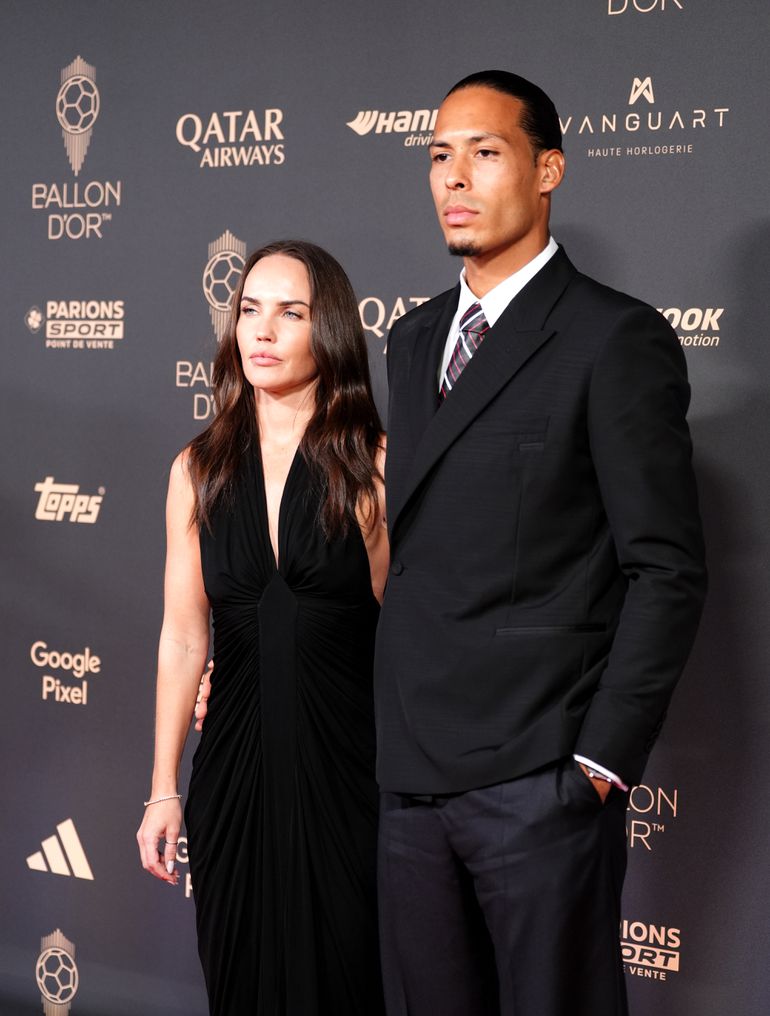 Sterren spotten bij Ballon d'Or: Virgil van Dijk en Ruud Gullit schitteren met hun vrouw op rode loper