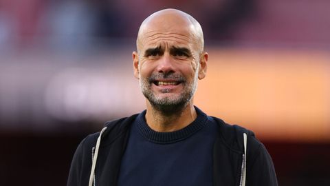Manchester City-trainer Pep Guardiola zorgt voor ongeloof met bizarre actie tegen vierde official