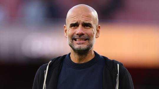 Manchester City-trainer Pep Guardiola zorgt voor ongeloof met bizarre actie tegen vierde official