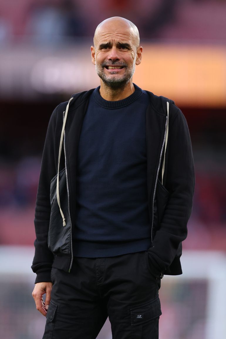 Manchester City-trainer Pep Guardiola zorgt voor ongeloof met bizarre actie tegen vierde official