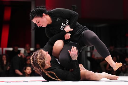 UFC-vechtster breekt haar arm terwijl ze haar tegenstander in rear naked choke heeft