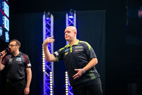 Foto van topdarters Michael van Gerwen en Luke Littler doet stof opwaaien: 'Ik kan dat niet begrijpen'