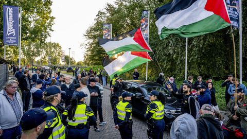 Opnieuw protesten in Rotterdam: ingang van sportstadion geblokkeerd vanwege deelname Israël