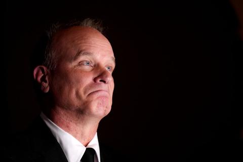 Zaakwaarnemer Dennis Bergkamp deelt anekdote over vliegangst ex-topvoetballer: 'Iedereen begon te lachen'