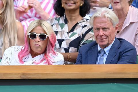 Tennisicoon (70) zorgt voor hilariteit bij Wim Kieft en René van der Gijp: 'Minouch zag hem op Ibiza'
