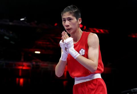 Beruchte boksster (29) maakt misbruik van regels, olympisch kampioene slaat veel jongere tegenstander vlug knock-out
