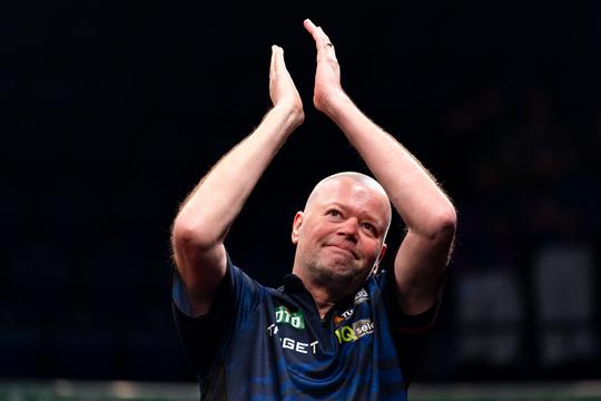 Topdarter Raymond van Barneveld zorgt met opvallend avontuur voor hilariteit: 'Hoe kan dat nou?'