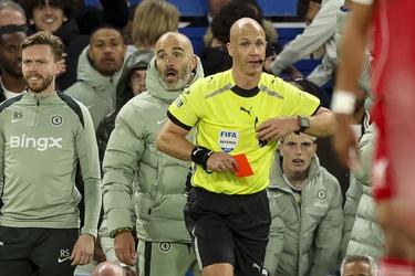 Chelsea-trainer worstelt met opvallend veel rode kaarten: 'Als mijn vier kinderen iets verkeerds doen...'