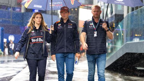 Max Verstappen (midden) in de Nederlandse regen © Getty Images