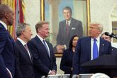 President Donald Trump met naast hem (derde van links) NFL-commissaris Roger Goodell. © Getty Images