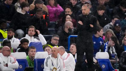 Ajax-trainer John Heitinga verklaart de veelbesproken wissel van Oscar Gloukh: 'Ik snap de emoties van de fans wel'