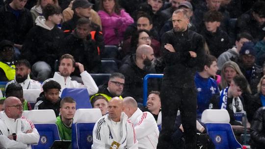 Ajax-trainer John Heitinga verklaart de veelbesproken wissel van Oscar Gloukh: 'Ik snap de emoties van de fans wel'