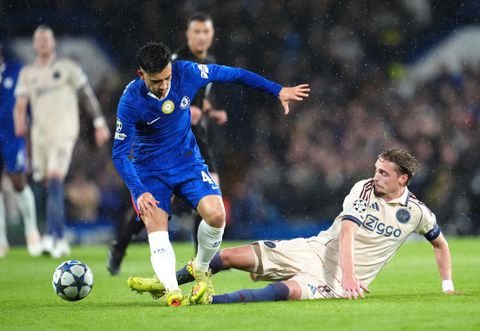 Kenneth Taylor brengt Ajax diep in de problemen tegen Chelsea na domme actie