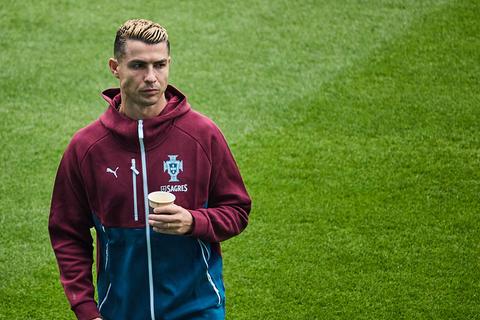 Topvoetballer Cristiano Ronaldo gebruikt eigen prijzenkast voor lagere straf na opvallende belofte