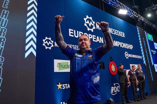 Invaller van topdarter Luke Humphries zorgt voor enorme sensatie op EK darts