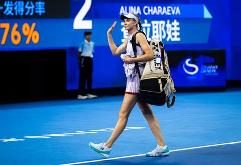 Toptennisster Elena Rybakina treurt met tegenstander mee: 'Hopelijk is het niet te serieus'