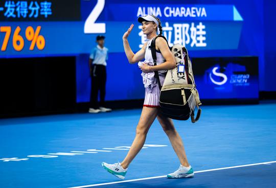 Toptennisster Elena Rybakina treurt met tegenstander mee: 'Hopelijk is het niet te serieus'