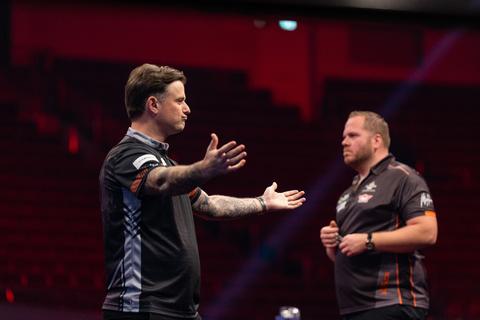 Tegenstander Dirk van Duijvenbode gooit perfecte leg op EK darts en maakt publiek gek