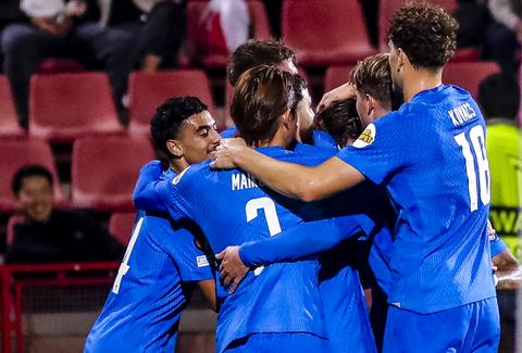 Live AZ en NEC in Europa League | AZ kent geen problemen in Armenië, dubbelslag Bryan Linssen bij NEC