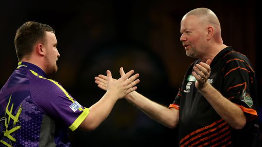 Raymond van Barneveld kijkt moddervet dieet af van Luke Littler: 'Hij weet waar het om gaat'