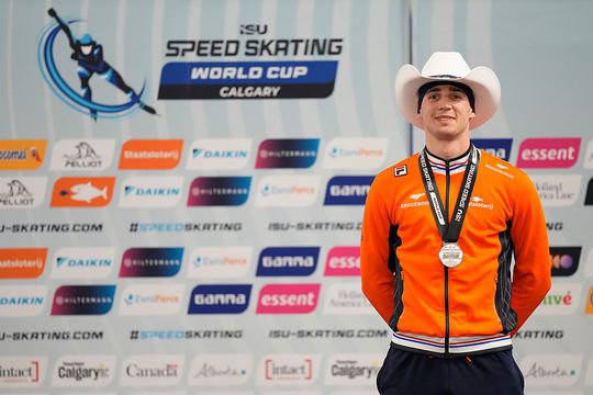 Topschaatser Jenning de Boo laat zich niet uit het veld slaan door valpartijen concurrenten en verslaat Amerikaanse favoriet