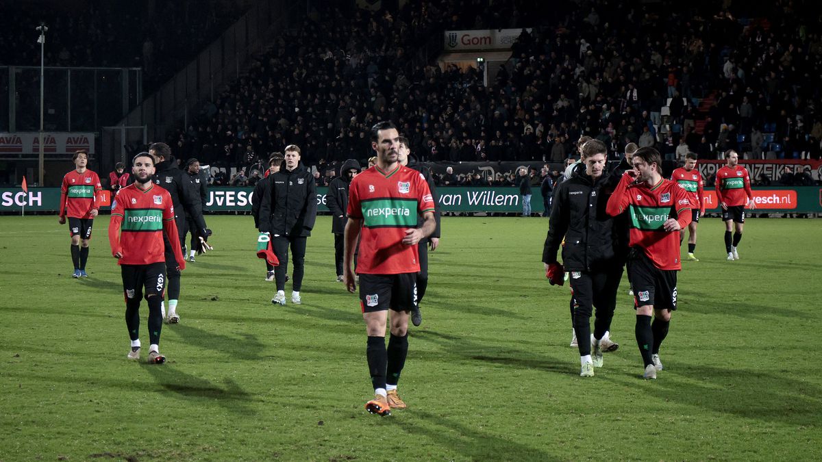 Fans van NEC wachten spelersbus op en eisen ontslag van de trainer