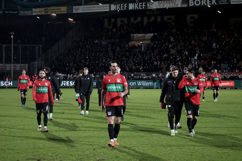 Fans van NEC wachten spelersbus op en eisen ontslag van de trainer