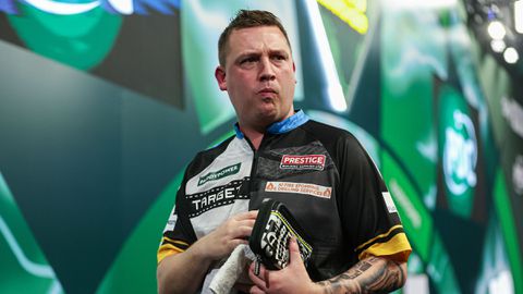 Darter Chris Dobey vlucht van podium nadat fans dingen naar hem gooien