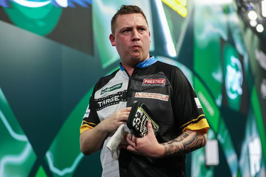 Darter Chris Dobey vlucht van podium nadat fans dingen naar hem gooien