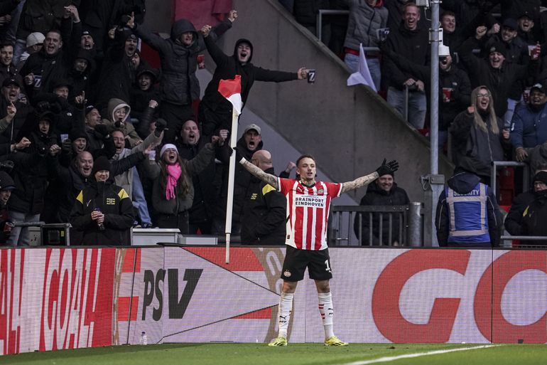 Pover Feyenoord afgedroogd door oppermachtig PSV en verliest alle hoop op de titel