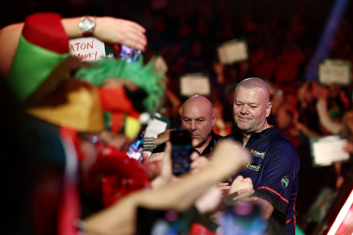 Raymond van Barneveld sukkelt niet alleen met darts: 'Ik schaam me diep voor deze prestatie'