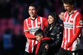 Hirving Lozano neemt met zijn gezin afscheid van PSV © ANP