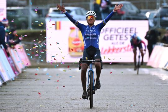 Ceylin del Carmen Alvarado triomfeert op cross in Zonhoven, Fem van Empel afwezig