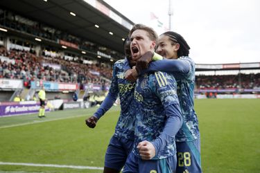 Worstelend Ajax komt goed weg tegen Maurice Steijn in onthutsend saai duel