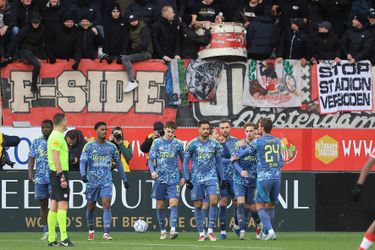 Francesco Farioli draagt overwinning op aan Ajax-fans, ondanks ontevredenheid: 'Zij hebben alles gegeven'