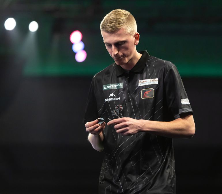 Toptalent Wessel Nijman (24) zet dramatische reeks Nederlanders op WK darts voort