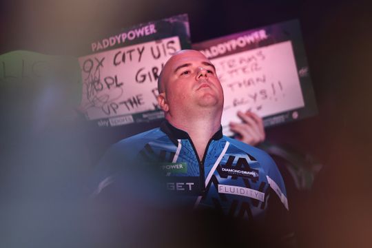 Voormalig wereldkampioen darts open over mentale problemen: 'Ik voel me schuldig'
