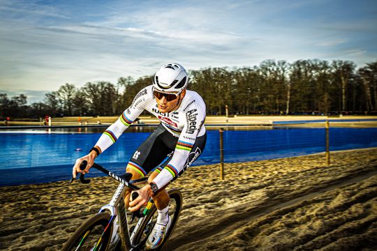 Toprenner Mathieu van der Poel weer het mikpunt van misdragende fan: 'Ik heb het wel gemerkt'