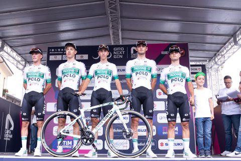 Schokkend incident in Italië: onbekende schiet op groep wielrenners van profesionele ploeg