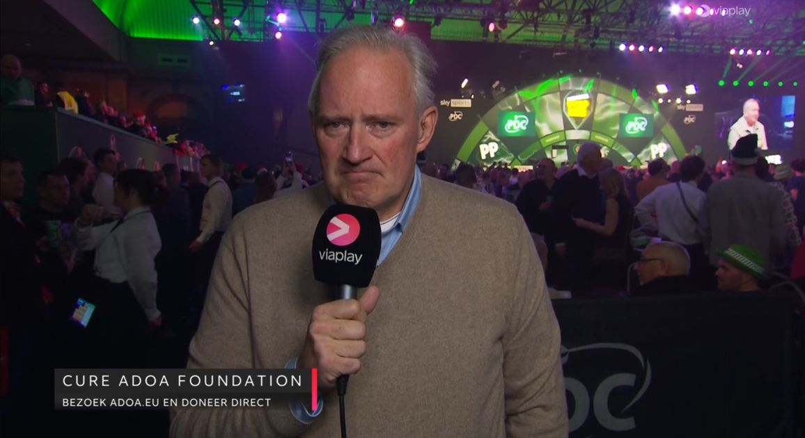 Geliefde dartsverslaggever Arjan van der Giessen geëmotioneerd door actie Nederlandse fans: 'Fantast