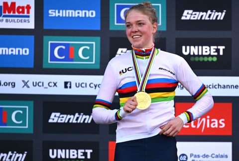 Nederlandse wereldkampioene veldrijden (23) openhartig over stap terug: 'Ik geef mezelf nu de ruimte'