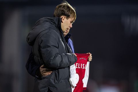 Emotioneel eerbetoon voor overleden vriendin Jong Ajax-speler Mark Verkuijl op De Toekomst